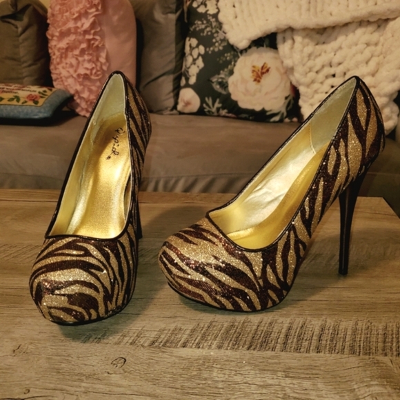 **NEVER WORN** Qupid 5" Platform Heels - Size 6.5 - Picture 6 of 6